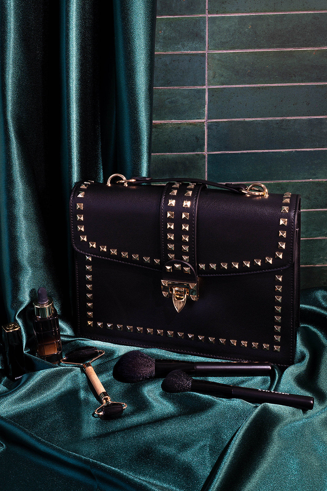 Huckle & Hutch Frankie Toiletry Bag Black/Gold